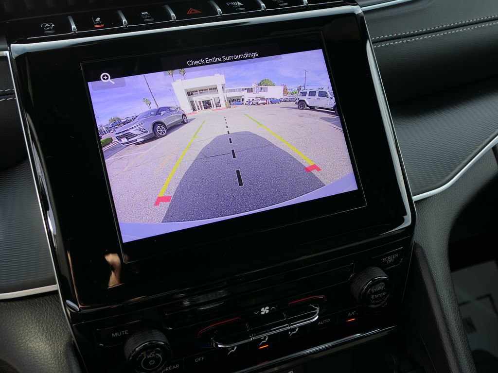 Used 2025 Jeep Grand Cherokee Laredo X image 17