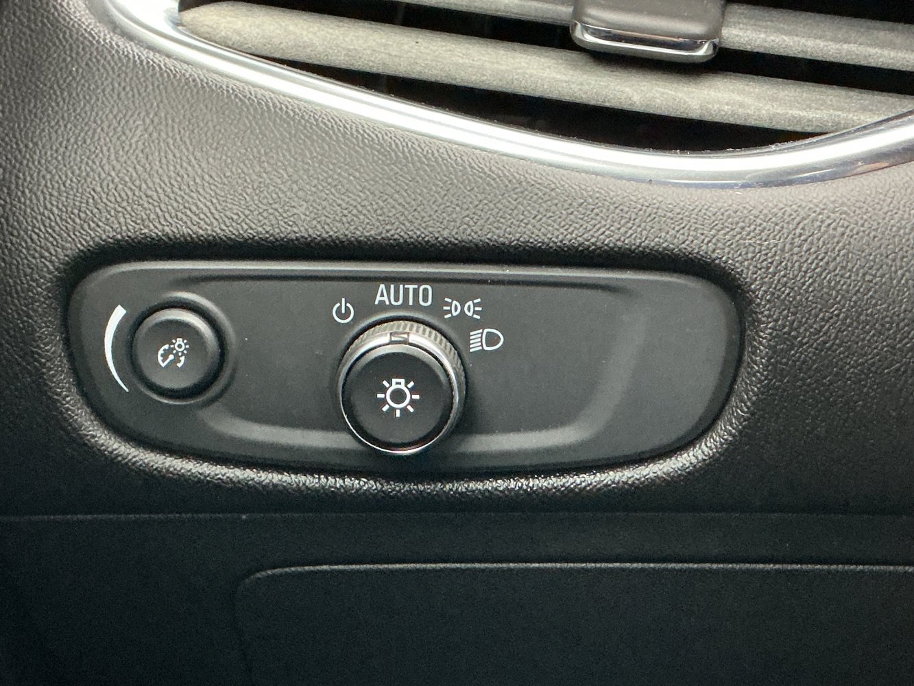 Used 2018 Chevrolet Malibu LT FWD image 37