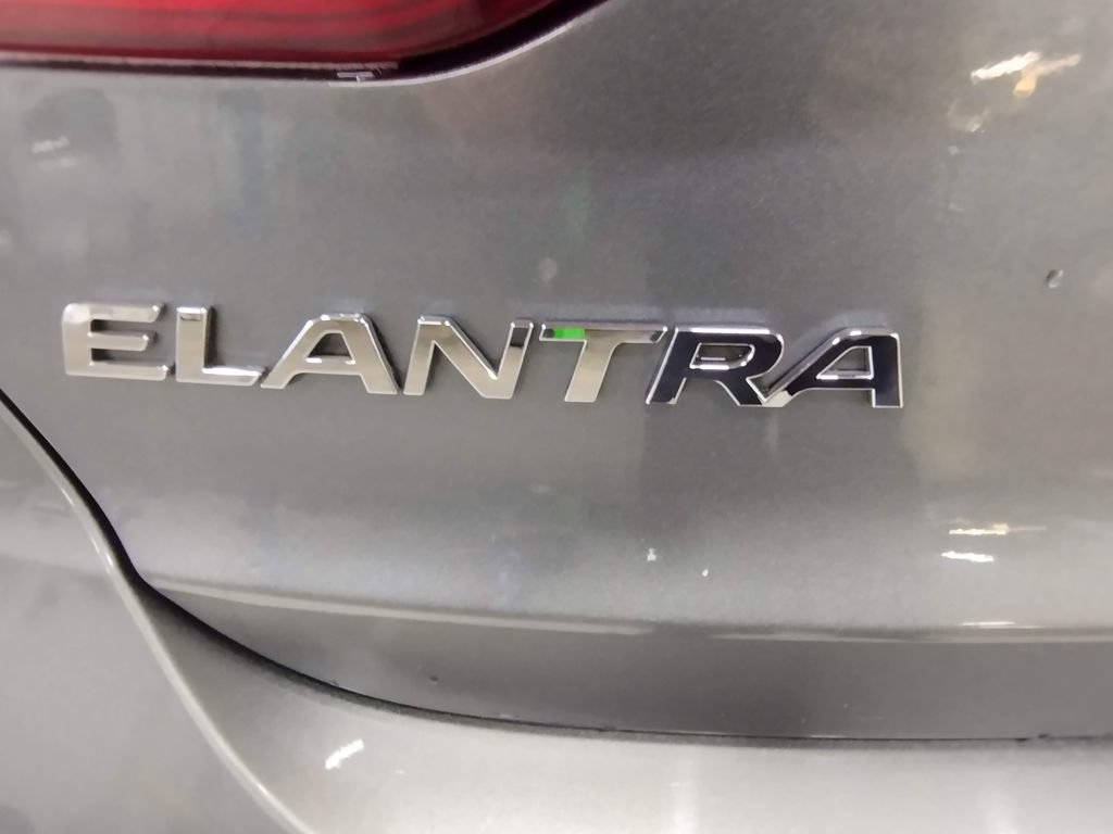 Used 2018 Hyundai Elantra Sport w/ Sport Premium Package 03 FWD image 16