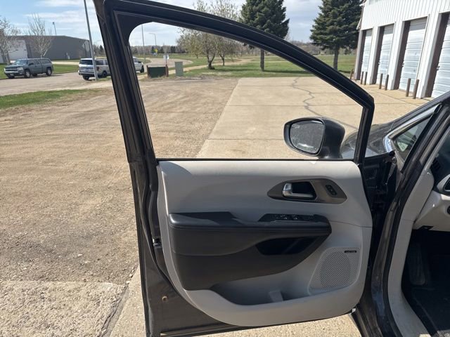 Used 2020 Chrysler Pacifica Touring-L Plus FWD image 14