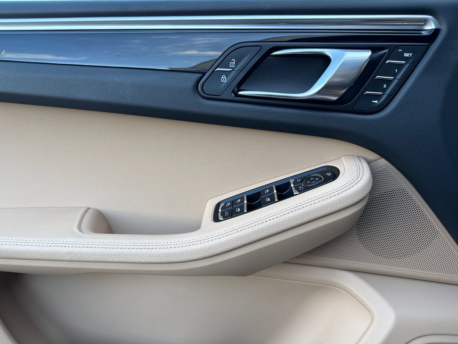 Certified 2025 Porsche Macan image 12