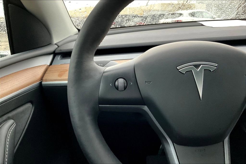 Used 2024 Tesla Model Y 2WD image 11