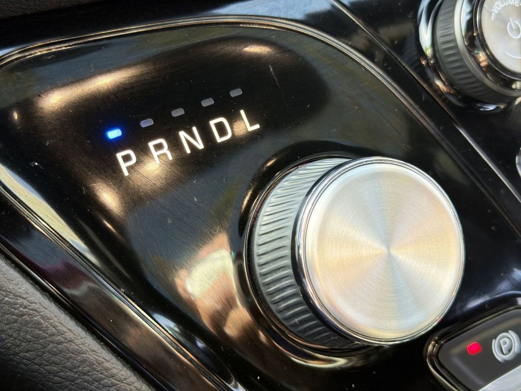 Used 2022 Chrysler Pacifica Limited w/ Uconnect Theater Family Group FWD image 22