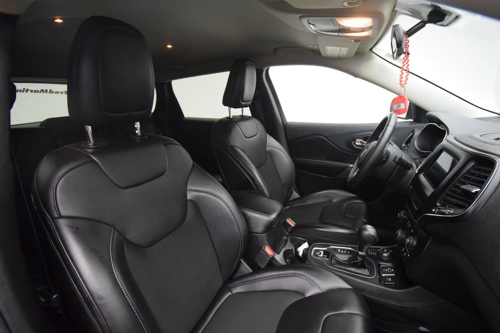 Used 2019 Jeep Cherokee Latitude Plus w/ Cold Weather Group AWD/4WD image 19