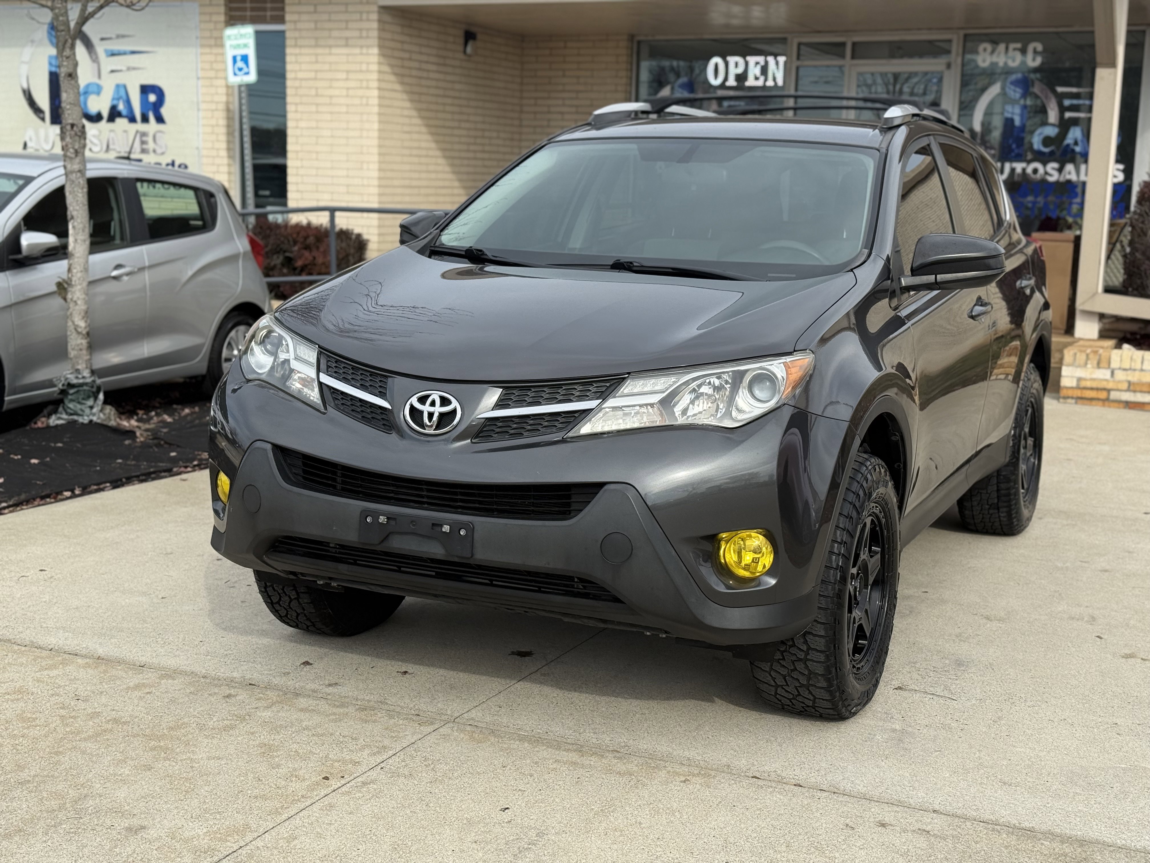 Used 2015 Toyota RAV4 LE image 1