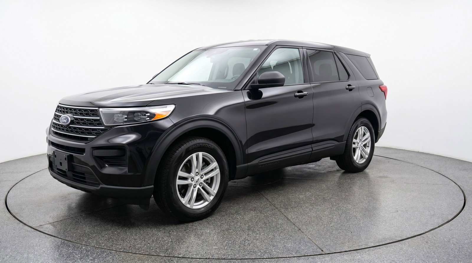 Used 2024 Ford Explorer XLT w/ Equipment Group 202A RWD image 3