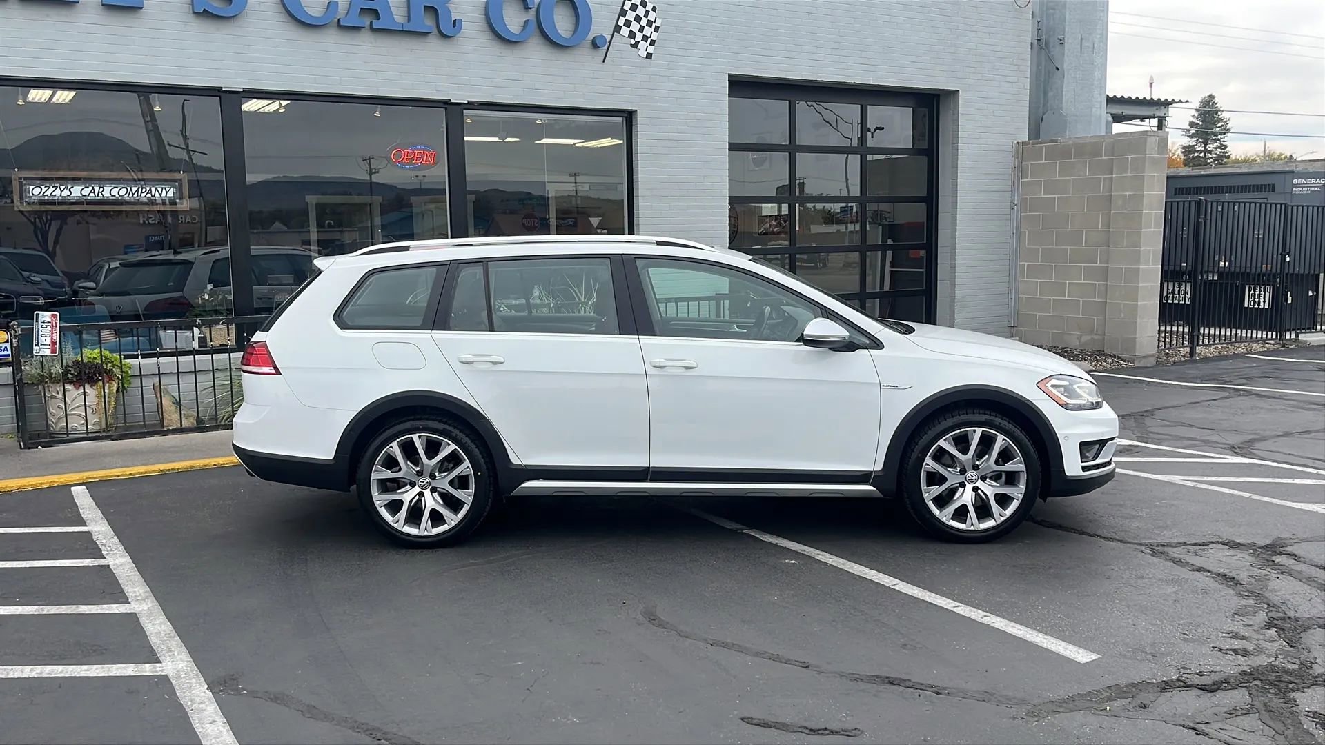 Used 2018 Volkswagen Golf Alltrack SEL image 2