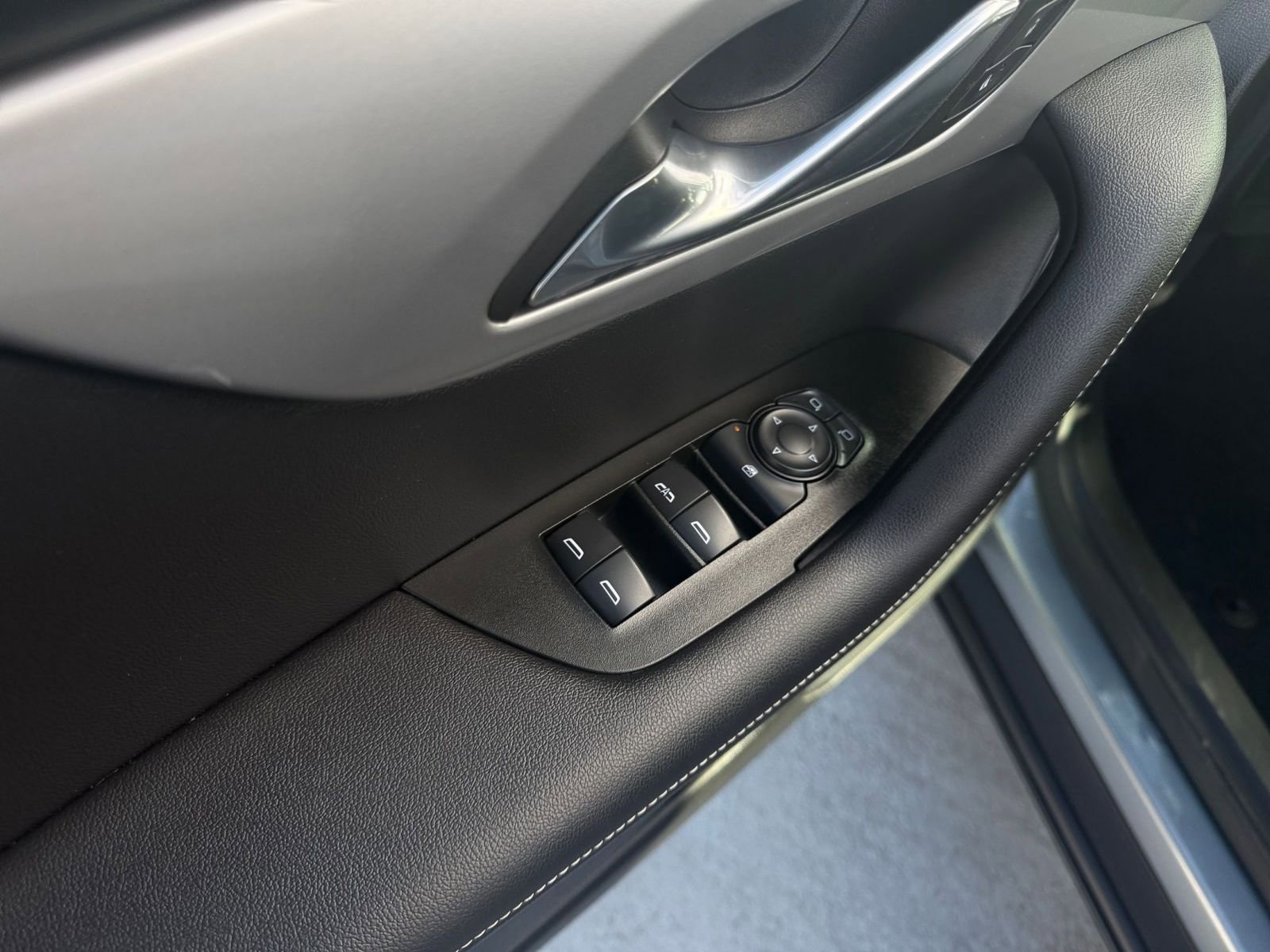 Used 2025 Chevrolet Blazer LT image 18