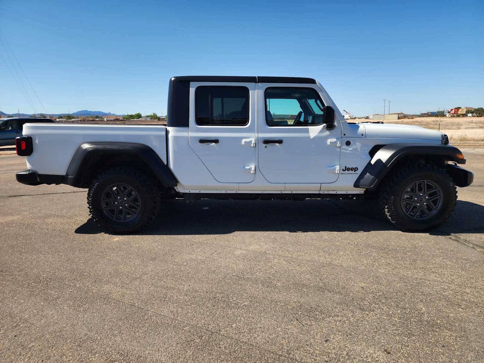 Used 2025 Jeep Gladiator Sport AWD/4WD image 4
