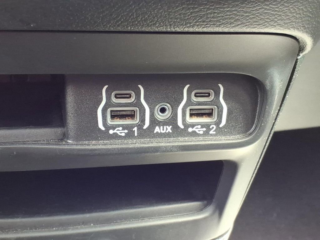 Used 2025 Chrysler Pacifica Select FWD image 26