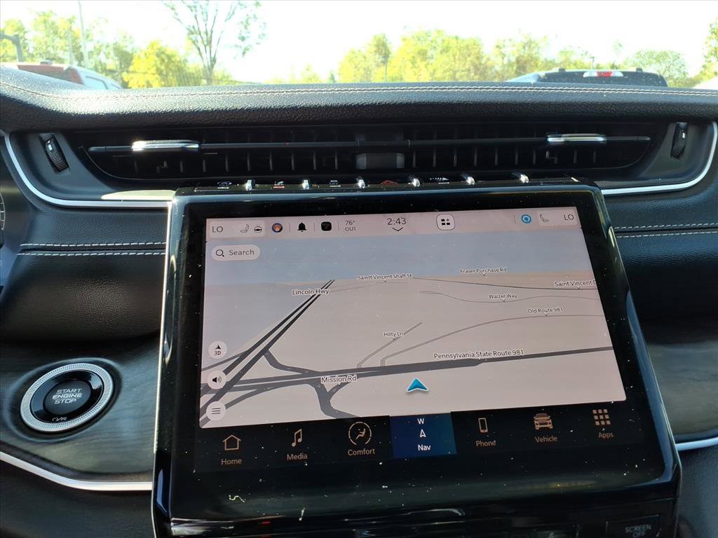 Used 2023 Jeep Grand Cherokee Limited w/ Black Appearance Package image 15