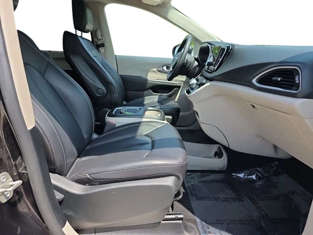 Used 2023 Chrysler Pacifica Touring-L FWD image 20