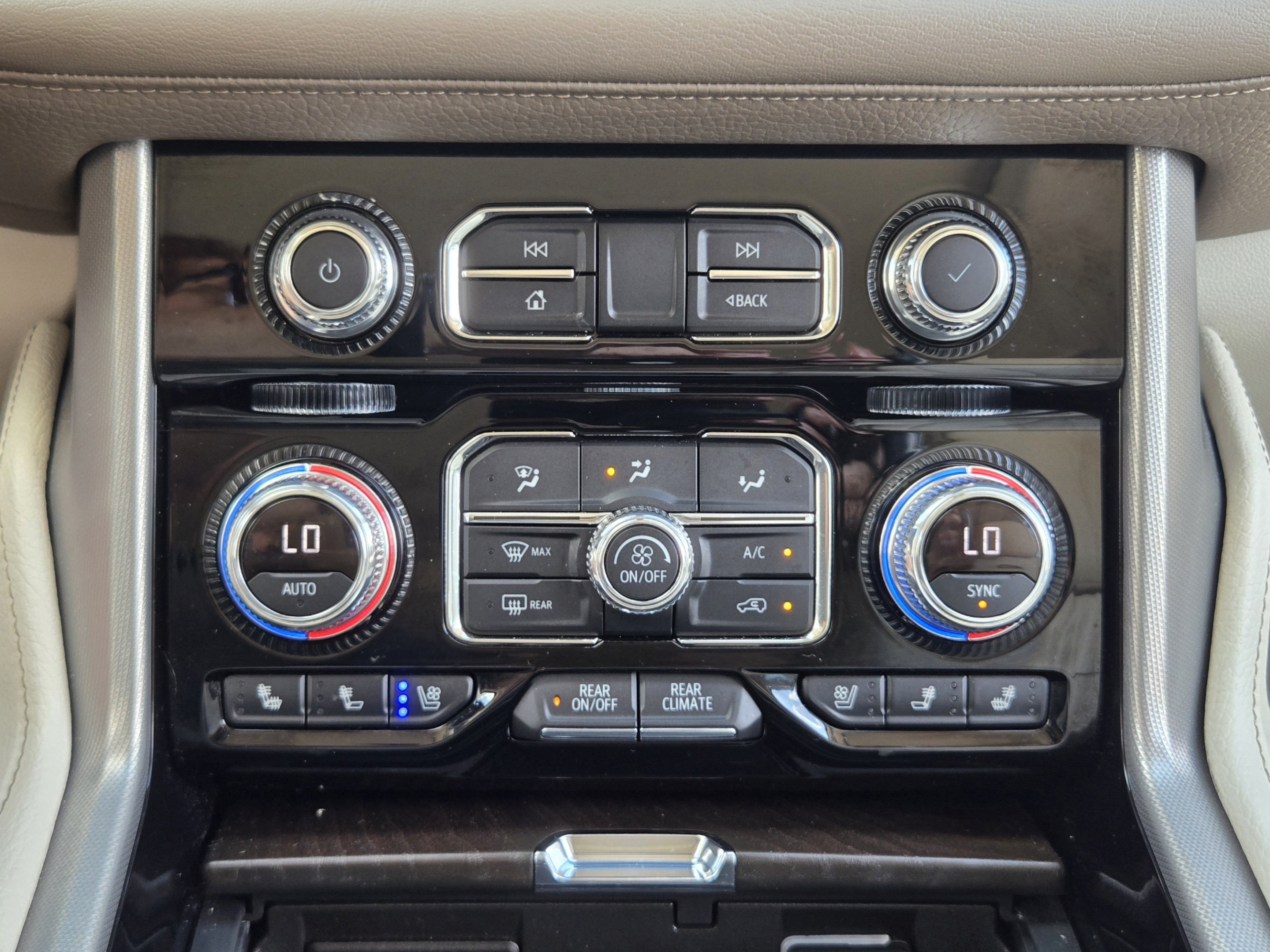 Used 2022 GMC Yukon Denali w/ Denali Premium Package AWD/4WD image 13