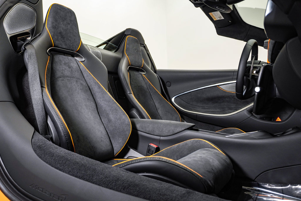 Used 2026 McLaren Artura Spider RWD image 21