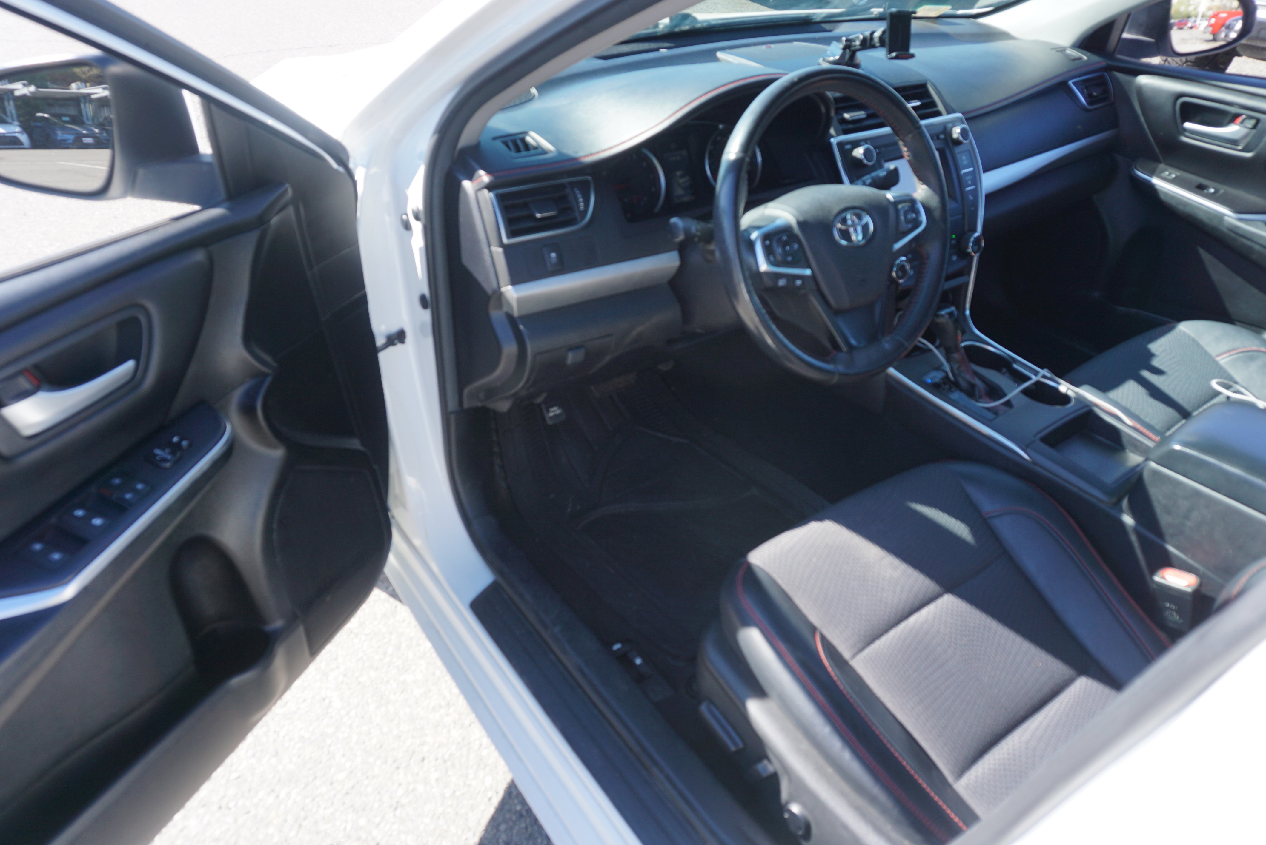 Used 2017 Toyota Camry SE image 7