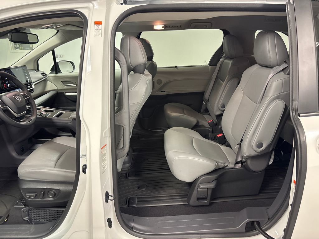 Used 2024 Toyota Sienna XLE FWD image 44