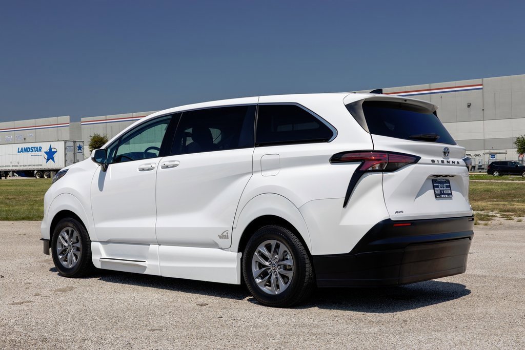 Used 2022 Toyota Sienna LE image 5