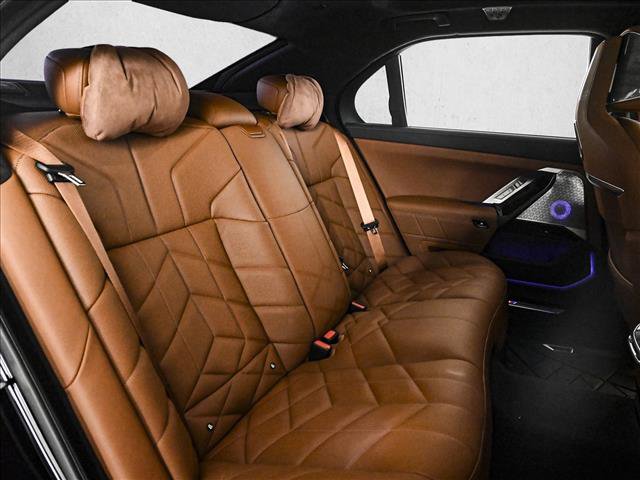 Used 2023 BMW 760i xDrive image 21