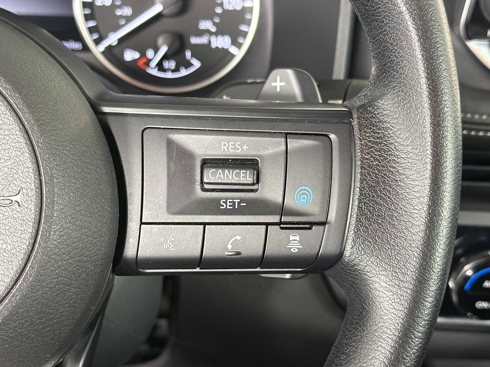 Used 2024 Nissan Rogue SV AWD/4WD image 25