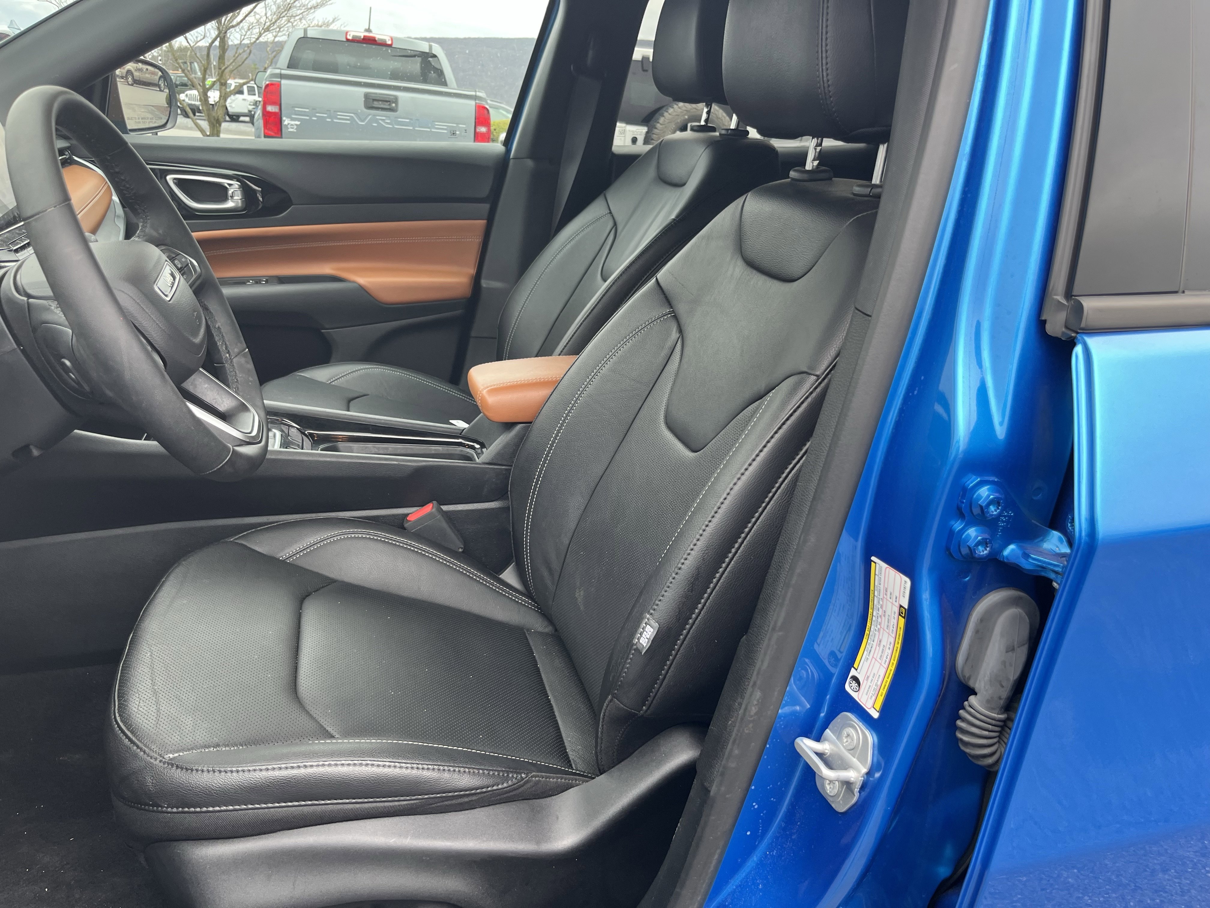 Used 2025 Jeep Compass Limited w/ Elite Group AWD/4WD image 13