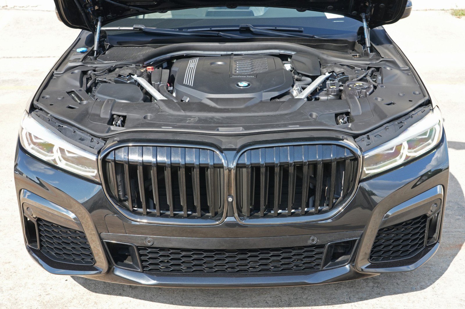 Used 2021 BMW 740i w/ M Sport Package RWD image 8
