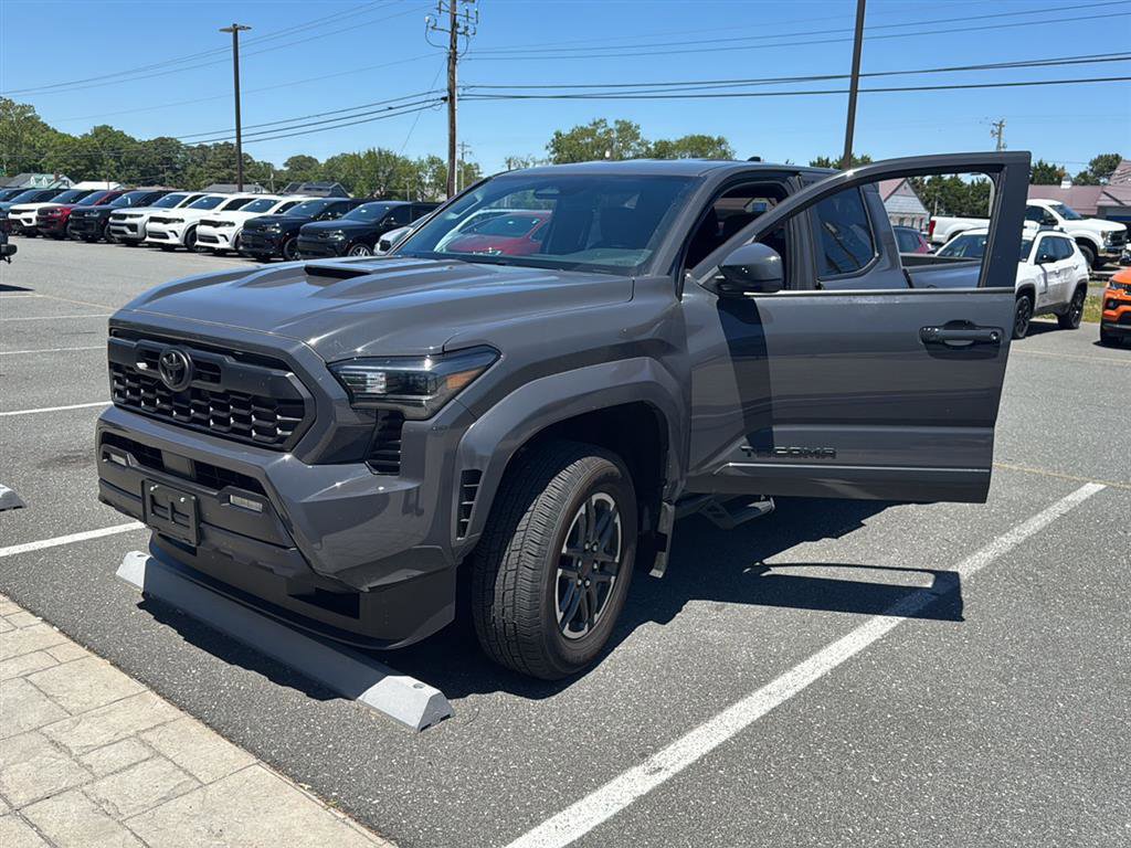 Used 2025 Toyota Tacoma TRD Sport AWD/4WD image 8
