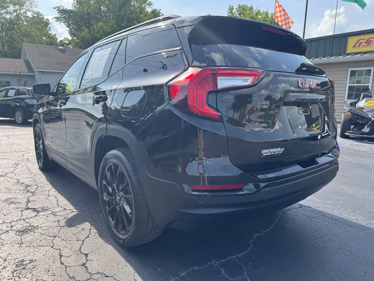 Used 2023 GMC Terrain SLT w/ Tech Package FWD image 4