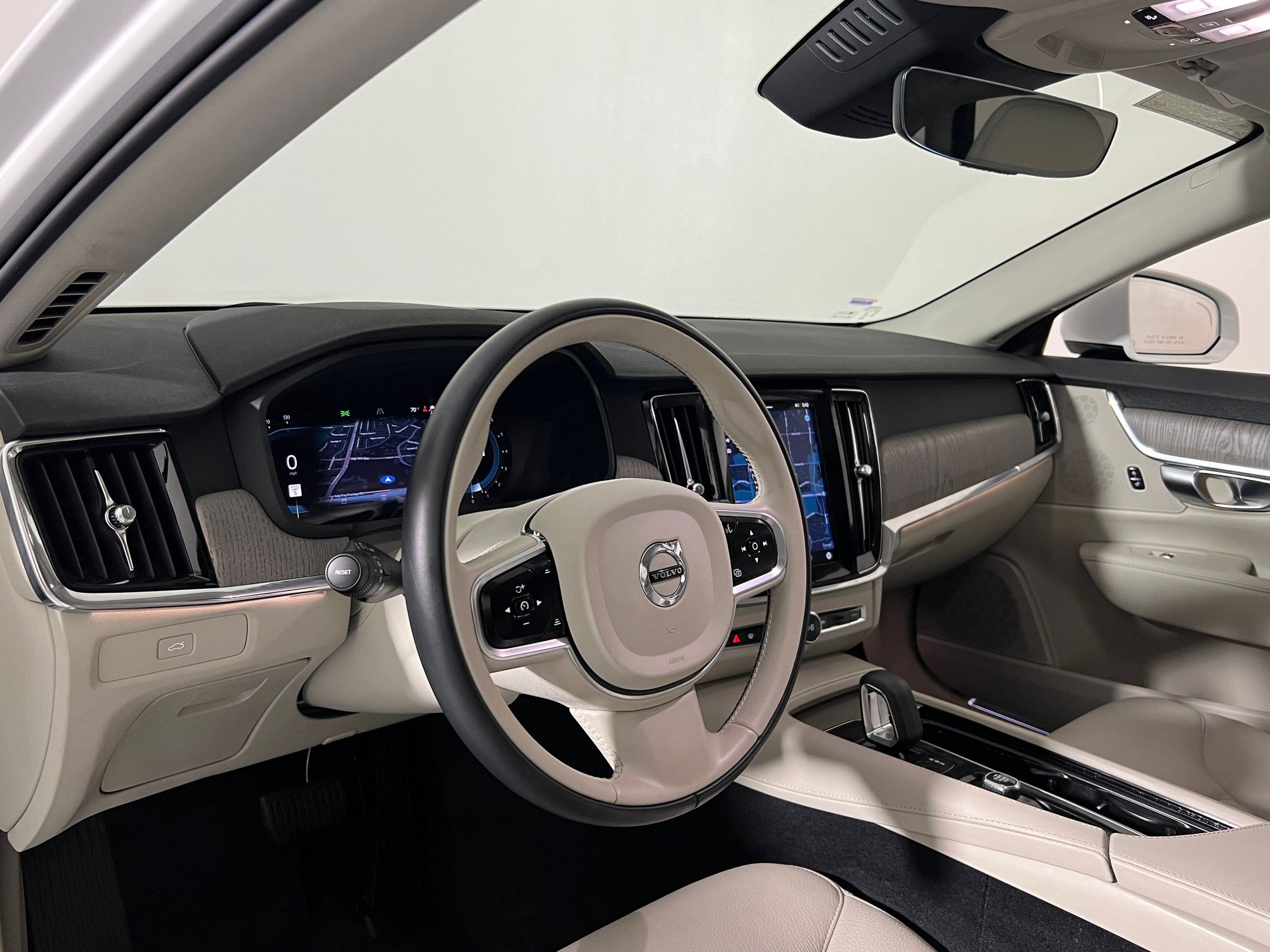 Used 2025 Volvo S90 B6 Plus image 4