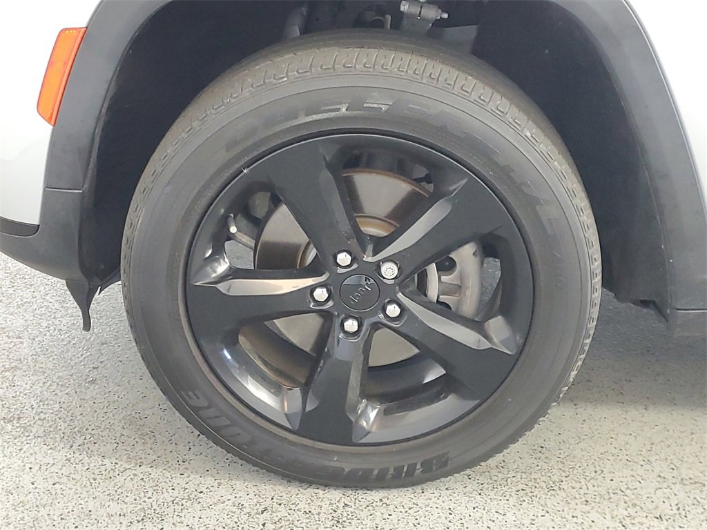 Used 2023 Jeep Grand Cherokee L Laredo image 9