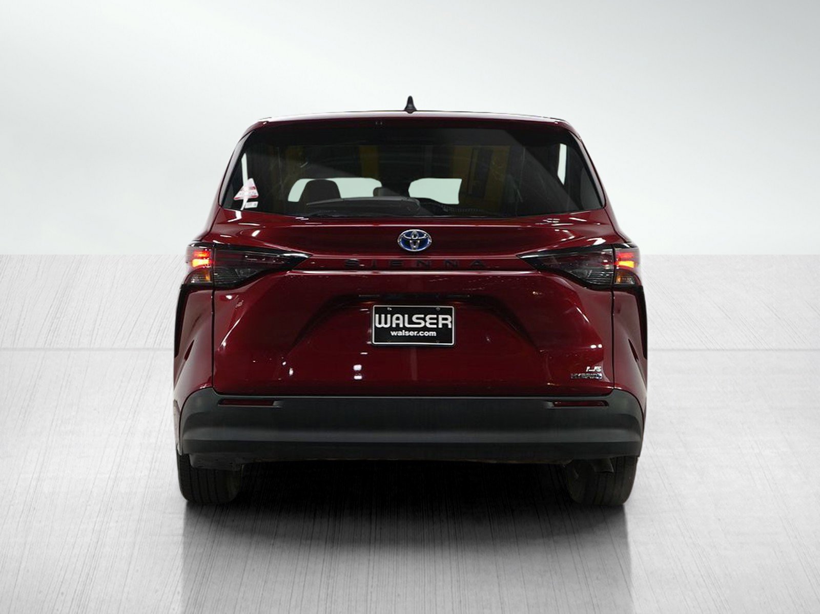 Used 2024 Toyota Sienna LE image 4