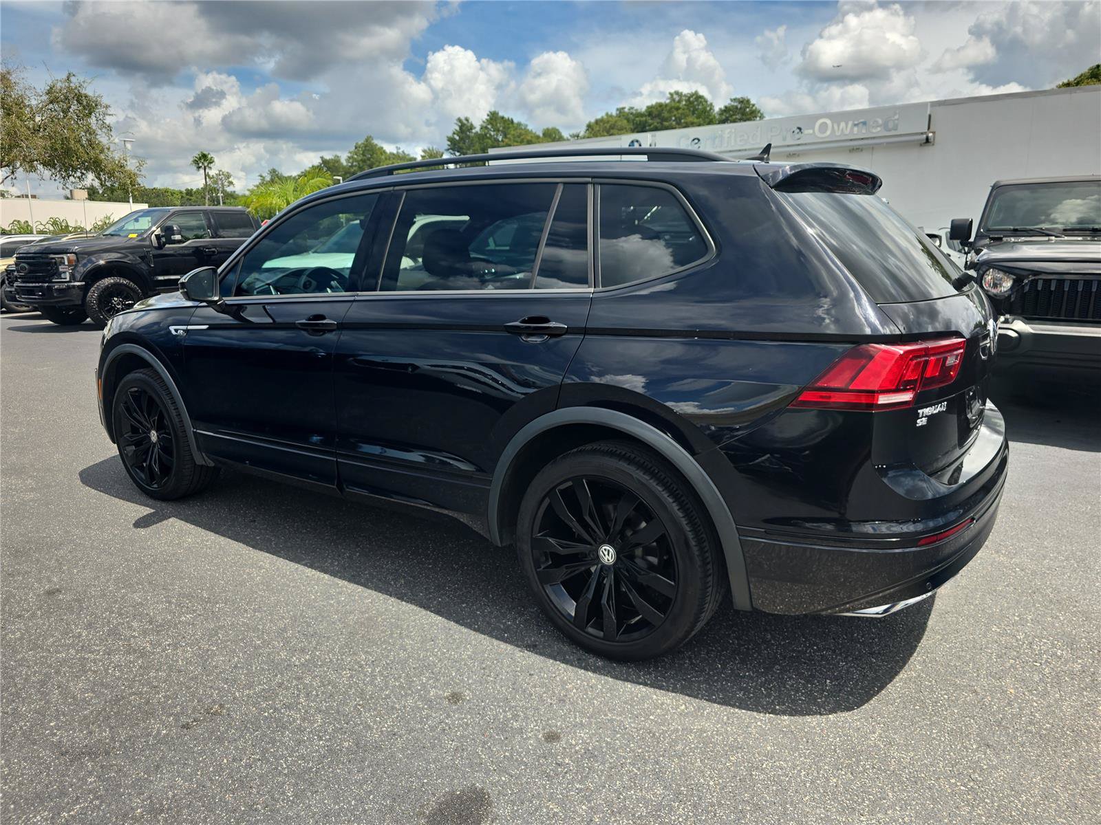 Used 2020 Volkswagen Tiguan SE R-Line AWD/4WD image 8