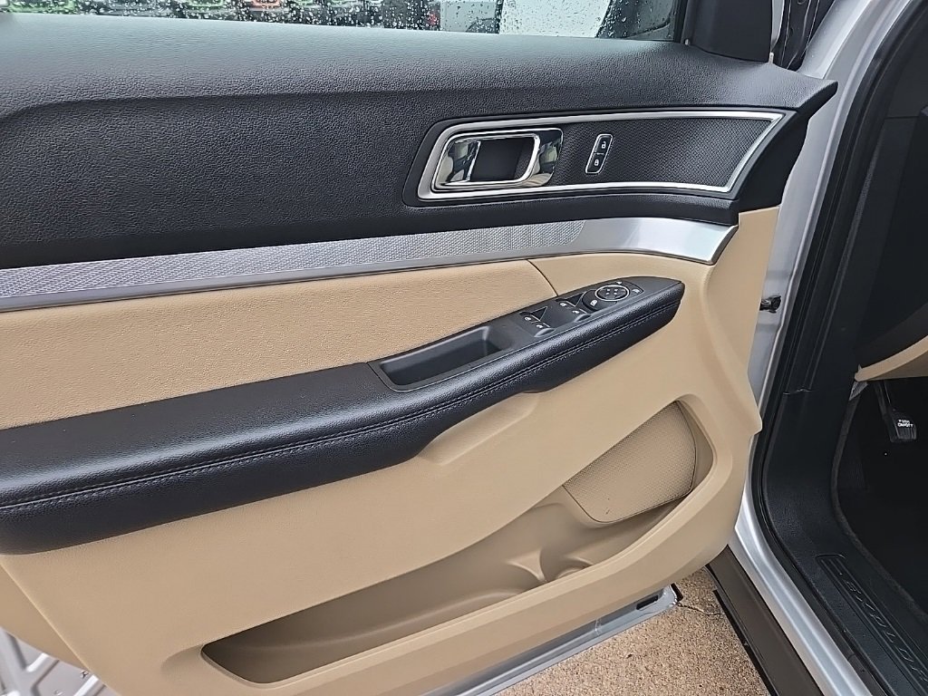 Used 2017 Ford Explorer XLT image 34