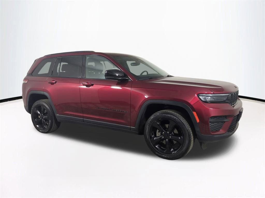 Used 2024 Jeep Grand Cherokee Altitude image 2