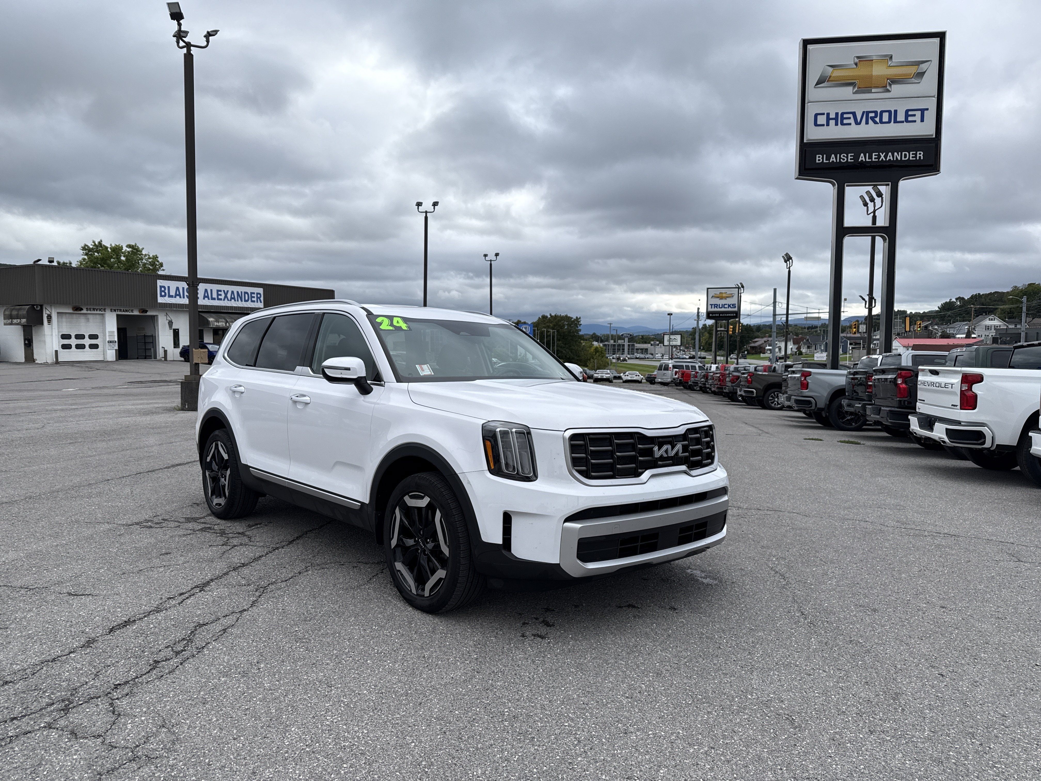 Used 2024 Kia Telluride S w/ S Sunroof Package