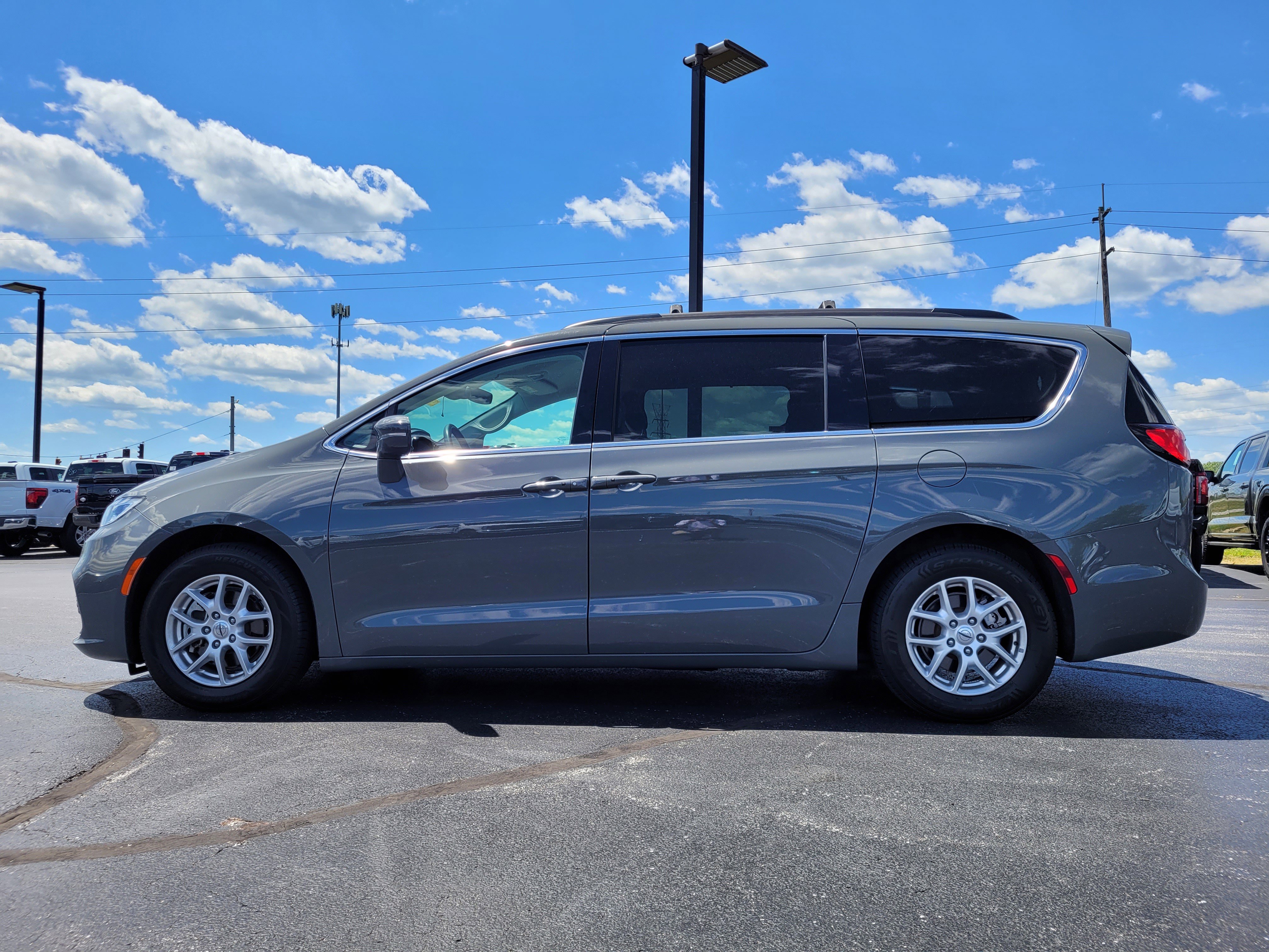 Used 2022 Chrysler Pacifica Touring-L FWD image 7