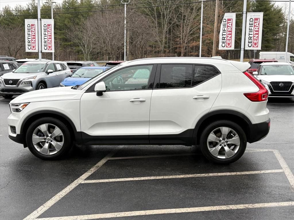 Used 2020 Volvo XC40 T5 Momentum image 3