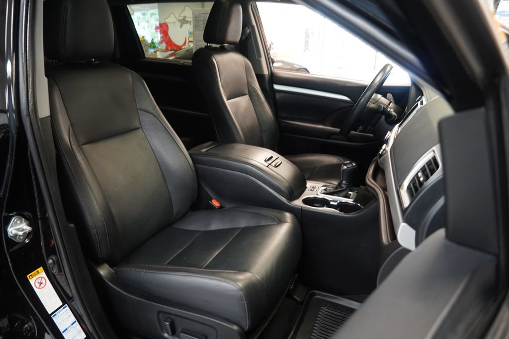 Used 2019 Toyota Highlander XLE AWD/4WD image 39