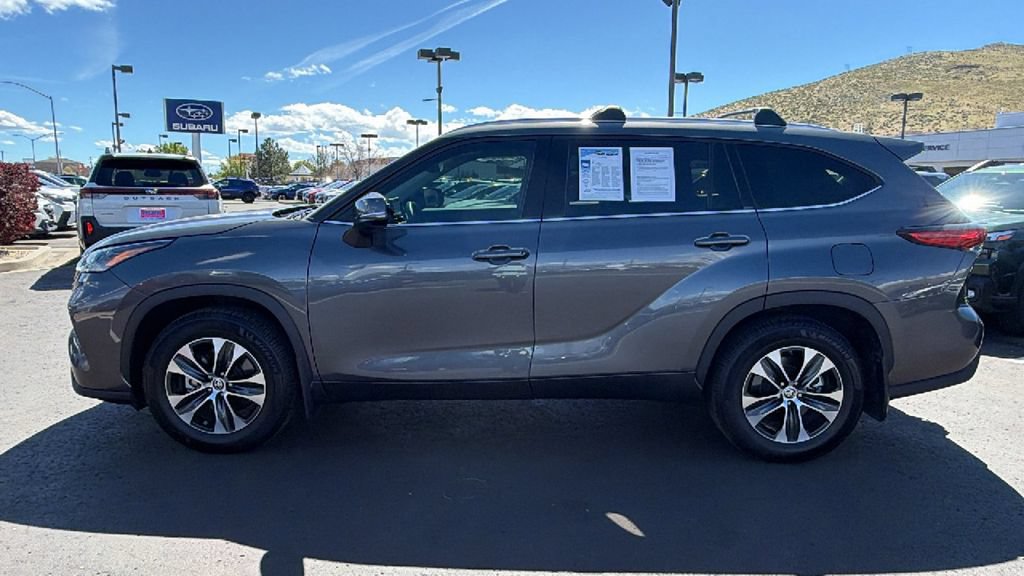 Used 2022 Toyota Highlander XLE AWD/4WD image 6