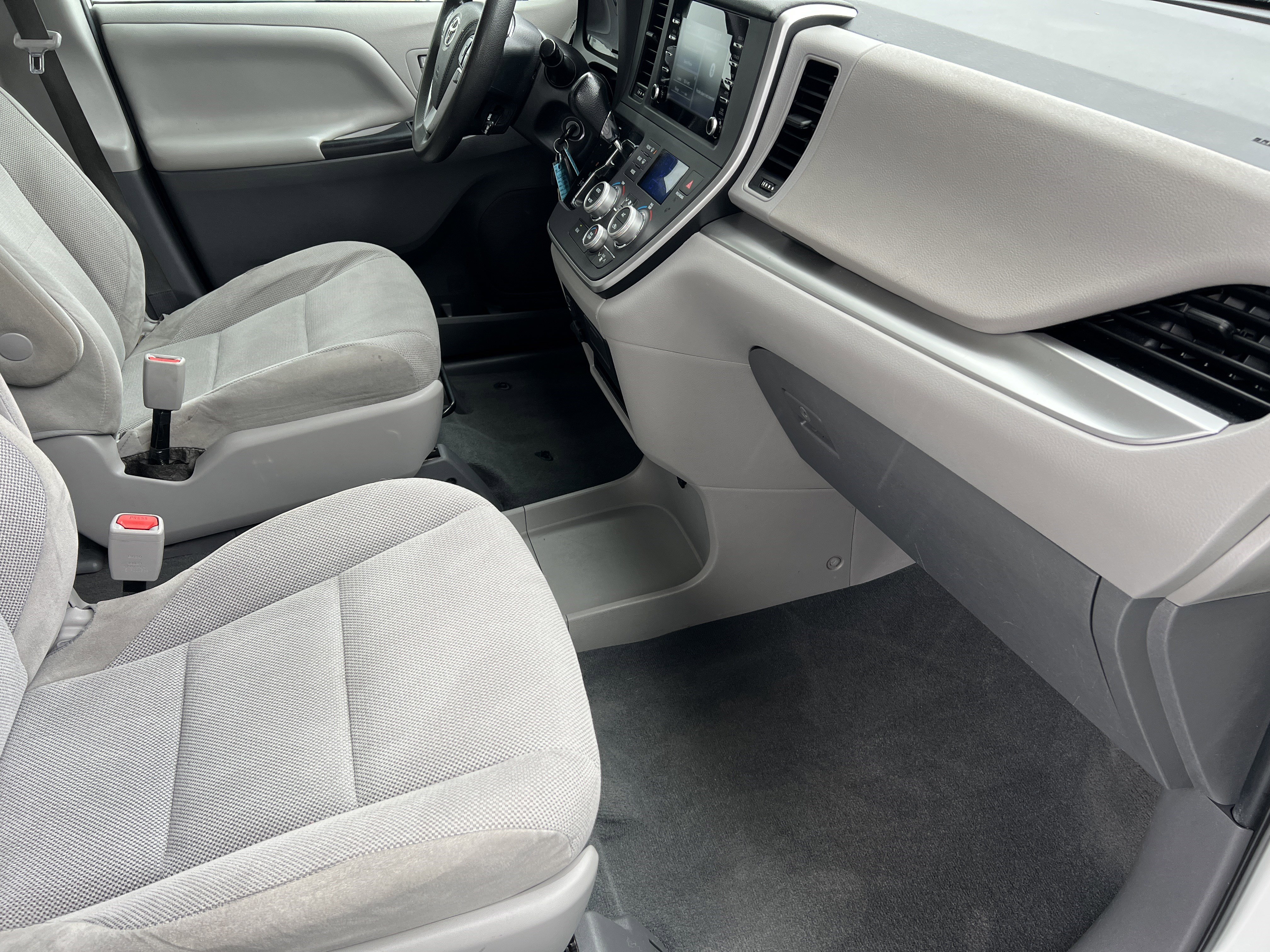 Used 2020 Toyota Sienna L FWD image 19