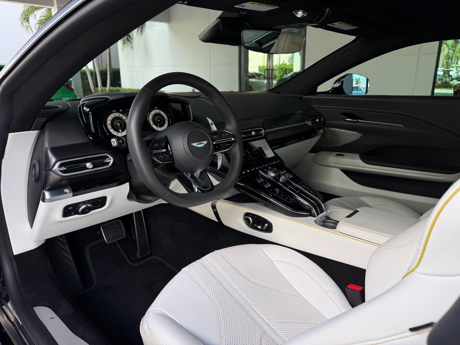 Used 2025 Aston Martin V8 Vantage Coupe RWD image 26