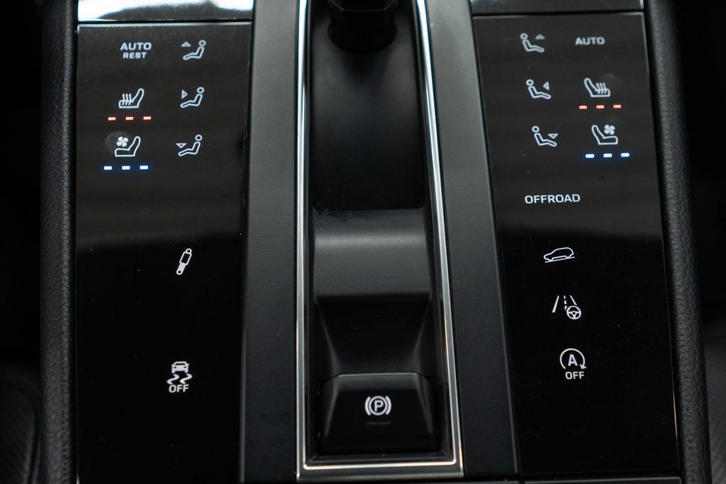Used 2023 Porsche Macan Turbo image 18