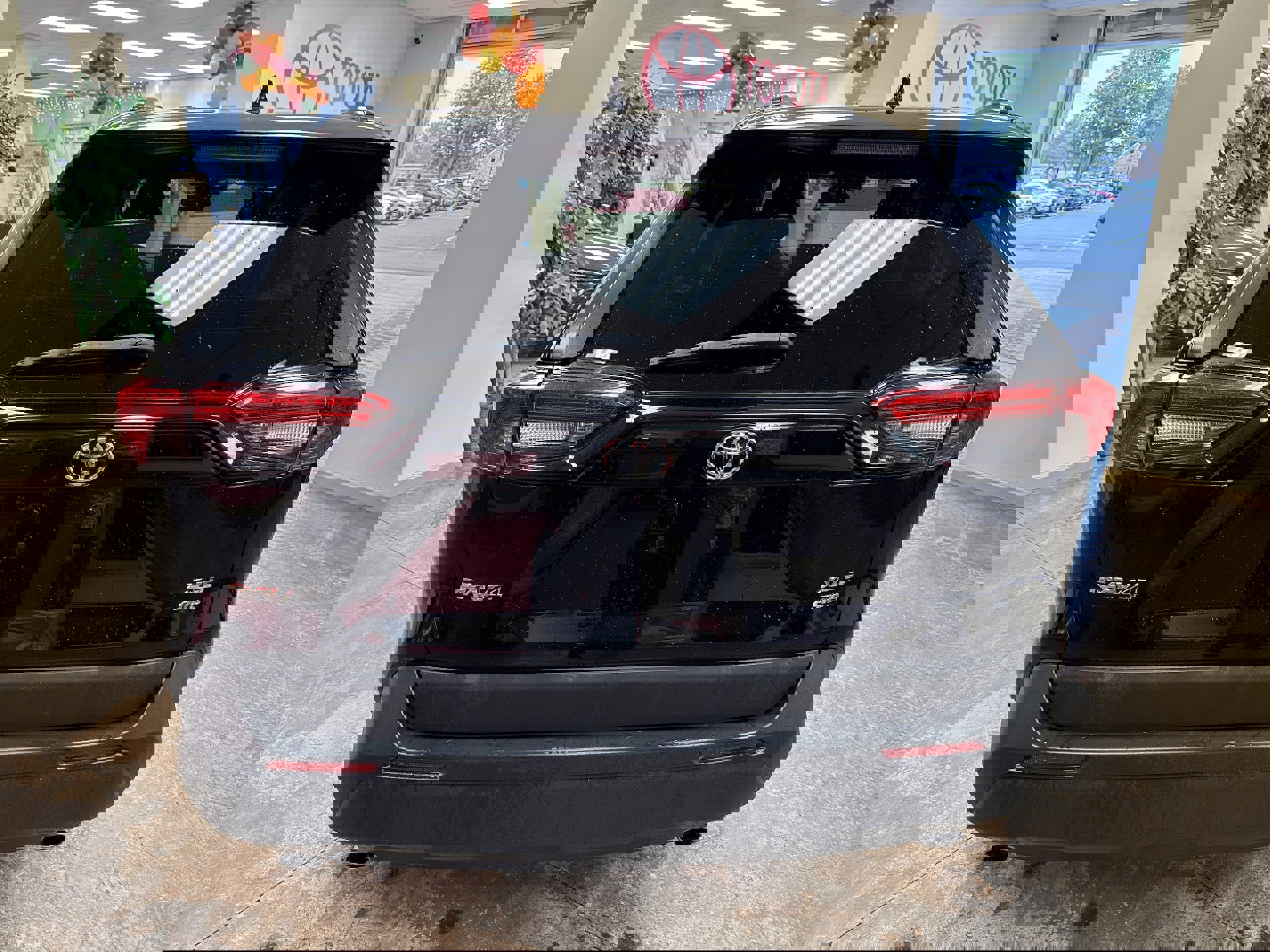 Used 2022 Toyota RAV4 XLE w/ Convenience Package image 9