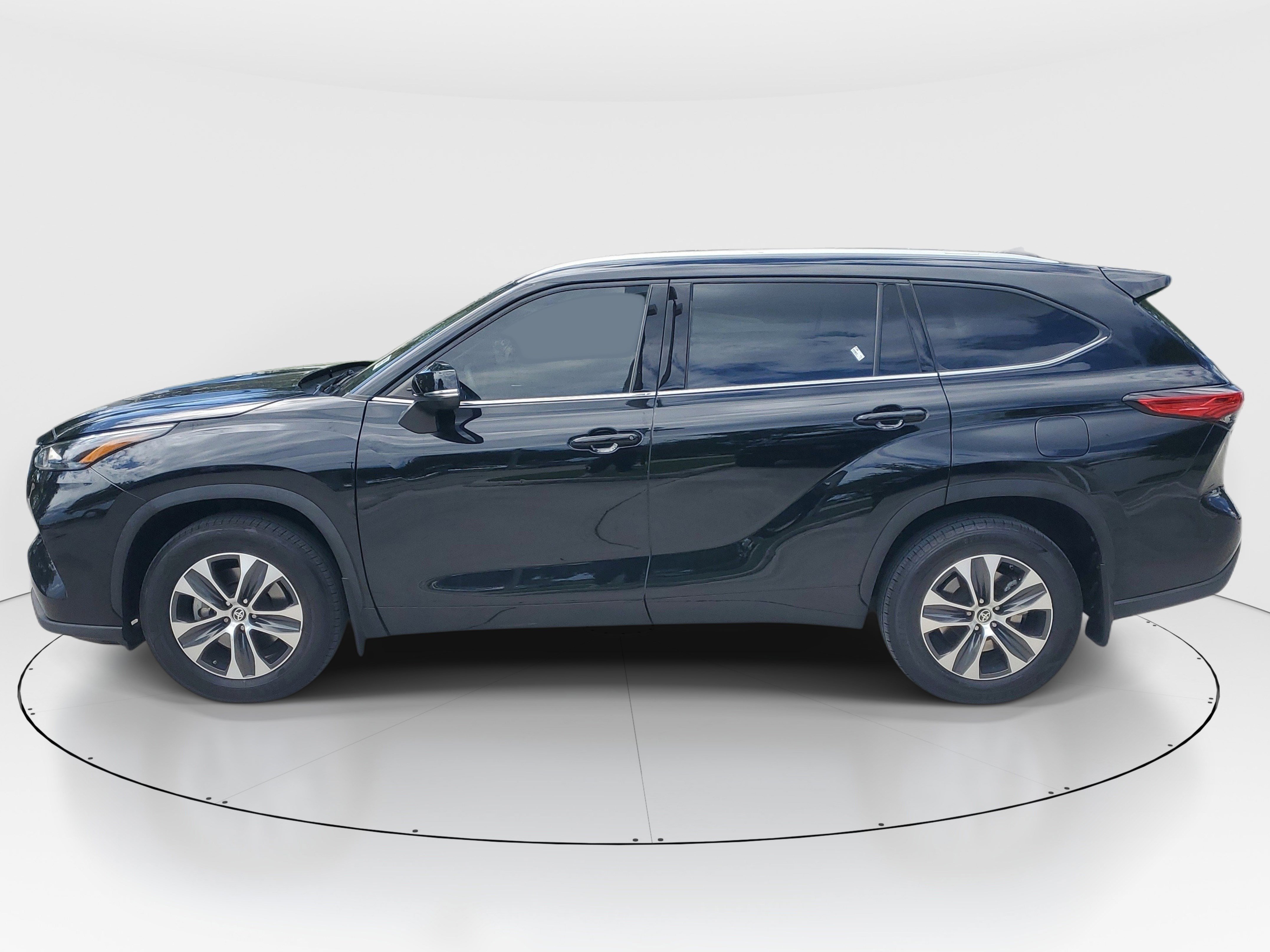 Used 2022 Toyota Highlander XLE AWD/4WD image 6