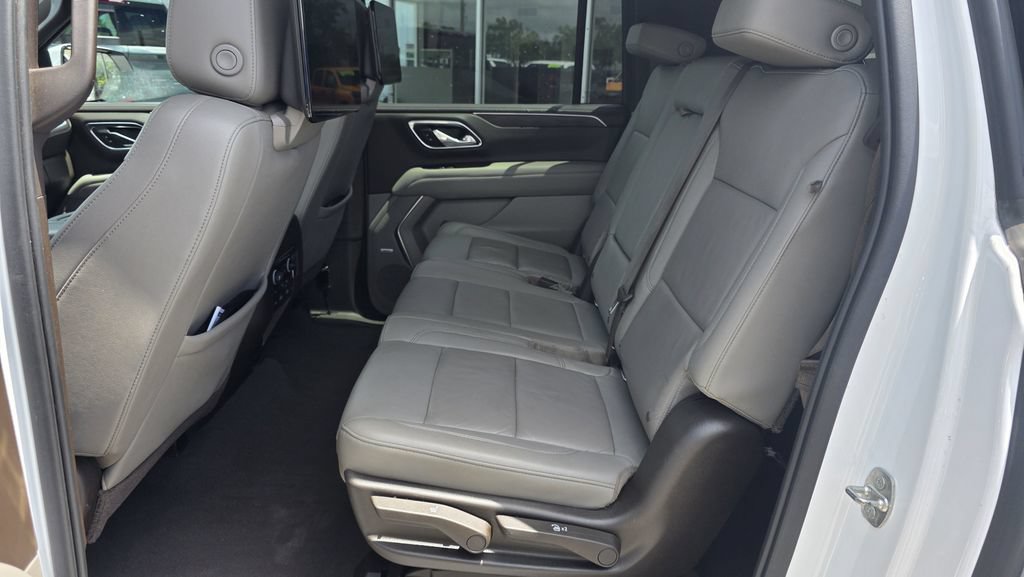 Used 2021 Chevrolet Suburban LT w/ Luxury Package RWD image 18