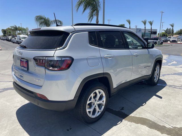 Used 2024 Jeep Compass Latitude AWD/4WD image 8