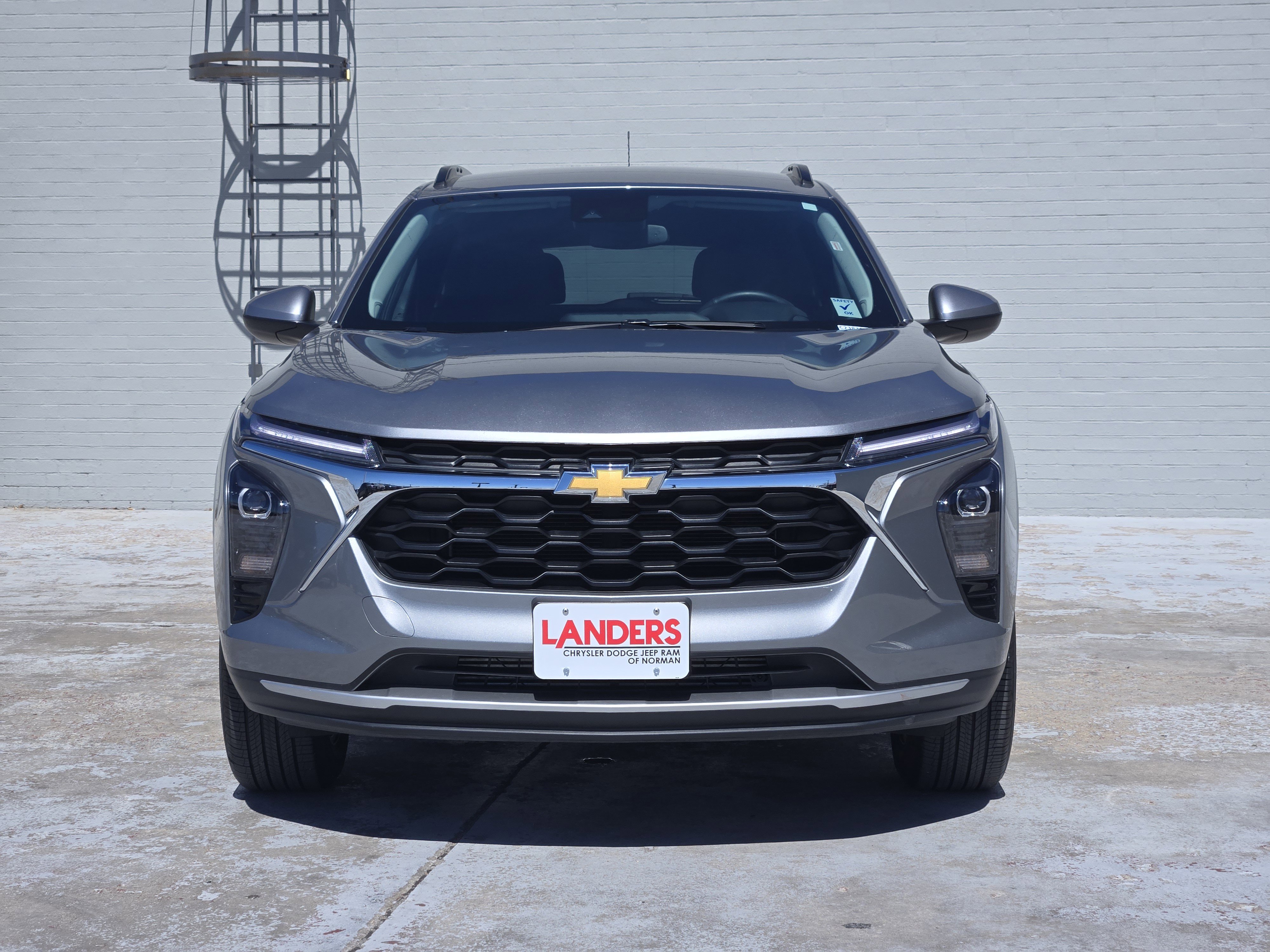 Used 2025 Chevrolet Trax LT w/ LT Convenience Package FWD image 3