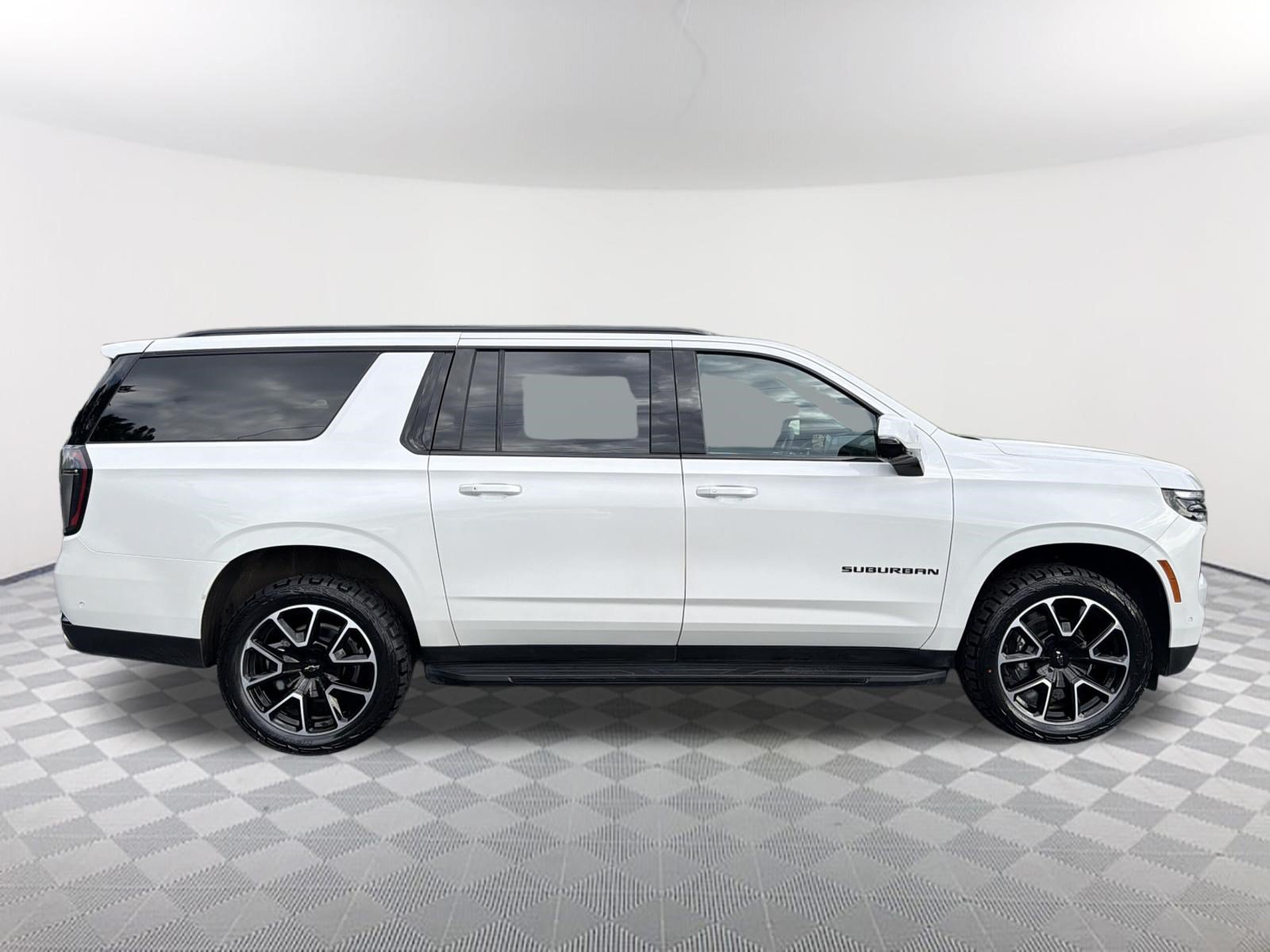 Used 2025 Chevrolet Suburban RST w/ Comfort Package AWD/4WD image 4