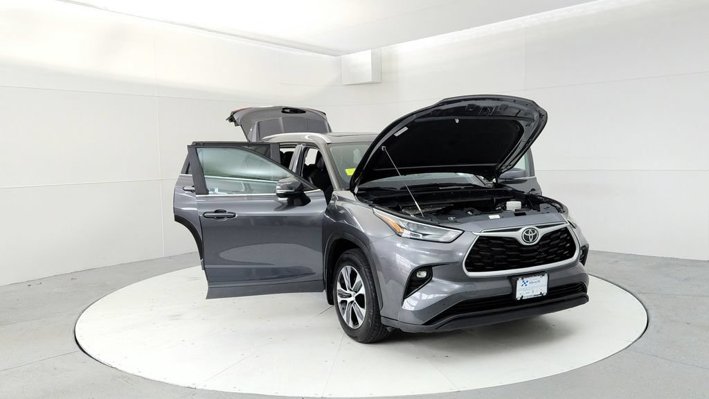 Used 2023 Toyota Highlander XLE AWD/4WD image 9