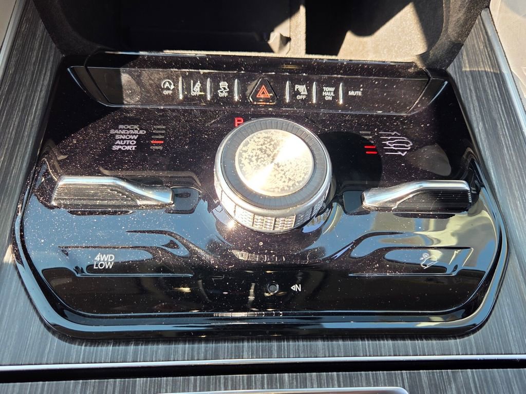 Used 2023 Jeep Wagoneer L Series III w/ Preferred Equipment Group image 18