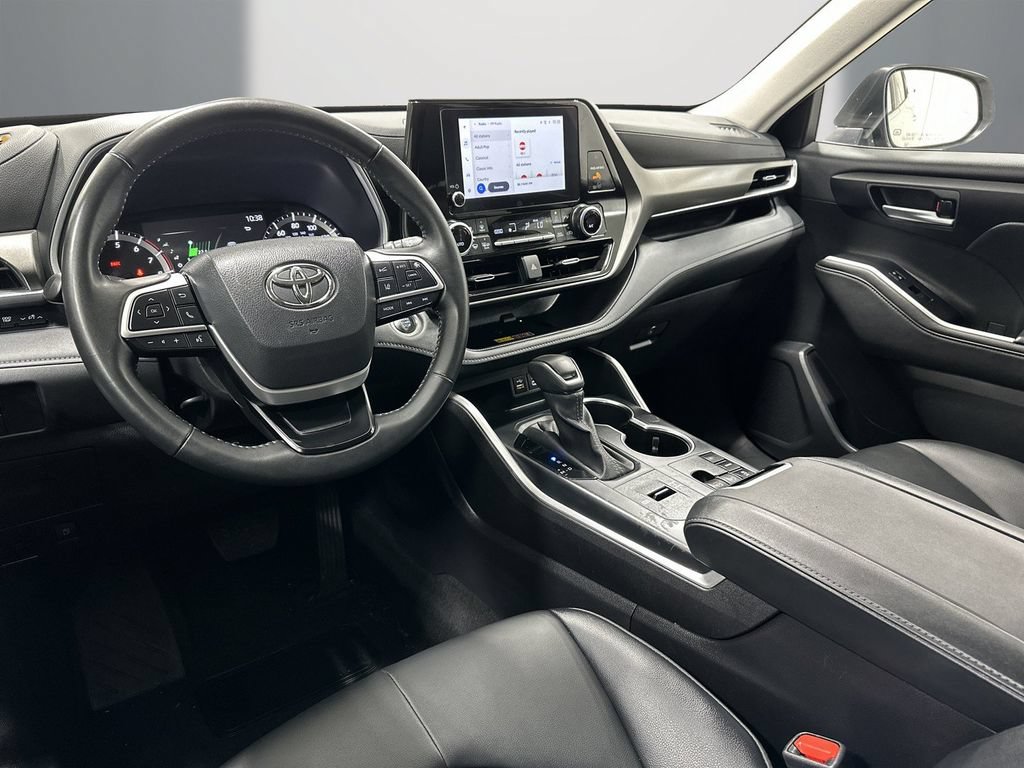 Used 2025 Toyota Highlander XLE FWD image 13